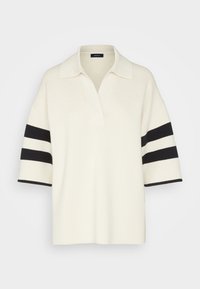Maglietta a maniche corte lavorata a maglia off-white con colletto, scollatura a V profonda e due strisce nere su ciascuna manica.