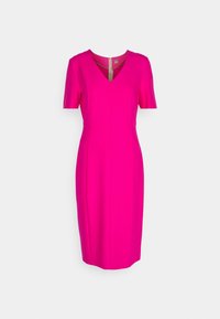 Fuchsia roze jurk met korte mouwen, V-hals en een aansluitende silhouet. Gemaakt van een gladde stof met subtiele naden voor detail.