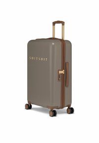 Hartschalenkoffer in gedämpftem Taupe mit goldener Markenbezeichnung, braunen Akzenten, vier Rollen, ausziehbarem Griff und Reißverschluss.