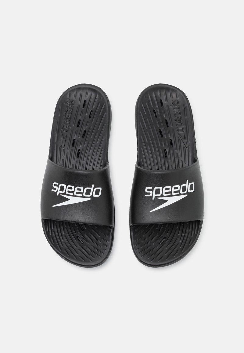 Czarne klapki na szerokiej podeszwie z teksturowanej gumy, z szerokim paskiem z białym logo "speedo". Zaprojektowane z myślą o wygodzie i stabilności.