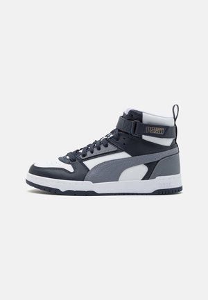 High-Top Puma Sneaker in Schwarz, Weiß und Grau mit Schnürsenkeln, Knöchelriemen und strukturierter Sohle auf einfachem hellem Hintergrund.