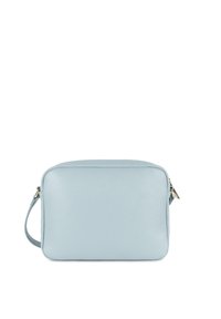 Borsa in pelle blu chiaro con forma rettangolare, chiusura con zip e tracolla laterale. Presenta una superficie testurizzata e accenti hardware minimi.
