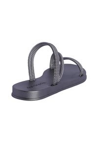 Sandalias gris oscuro con dos tiras decorativas de cuentas. Suela plana con un ligero brillo y diseño minimalista. Plantilla texturizada.