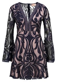 Marineblaues Spitzenkleid mit langen Ärmeln, tiefem V-Ausschnitt, komplexen Blumenmustern und einem durchsichtigen Überzug mit welligem Saum.