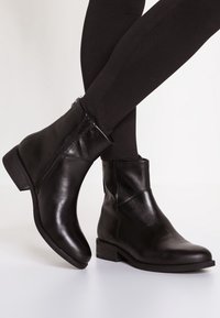 Vagabond Botines - black