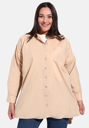 Chemise légère pêche à manches longues en tissu lisse, avec un devant à boutons, un col, une poche poitrine simple et une coupe décontractée.