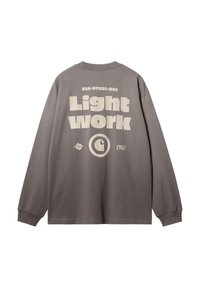 Szara koszula z długim rękawem z dużym beżowym napisem "Light work" i numerami "313-07621-061" nadrukowanymi na plecach oraz trzema małymi logo poniżej.