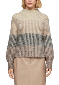 Maglione lavorato a maglia con texture a coste in strisce orizzontali beige, marroni e verdi; collo alto e spalle scese per una vestibilità comoda.