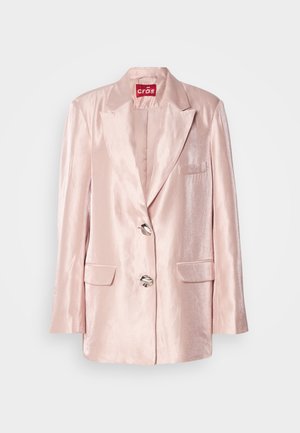 Blazer di raso rosa con silhouette strutturata, rever a taglio, due tasche anteriori e bottoni argentati. Etichetta visibile all'interno del colletto.
