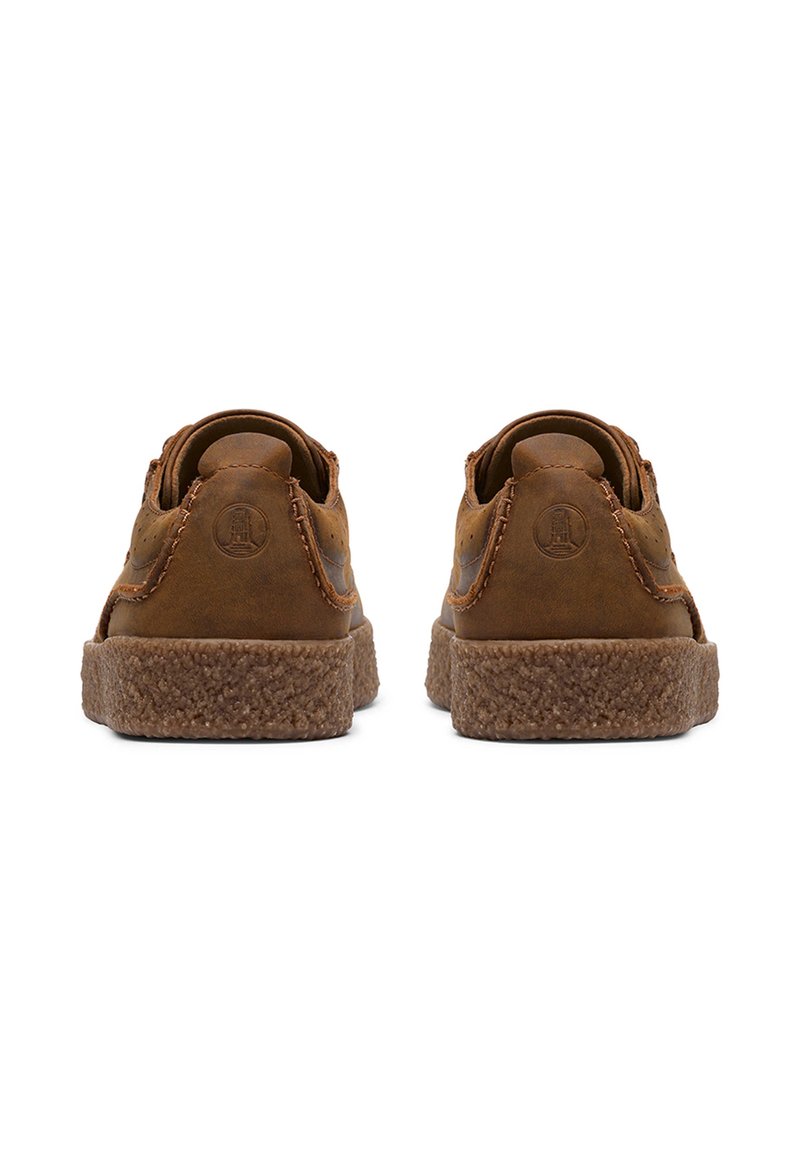 Braune Ledersneaker mit strukturierten braunen Gummisohlen, genähten Details und einem kleinen Logo an der Ferse. Niedriges Design.
