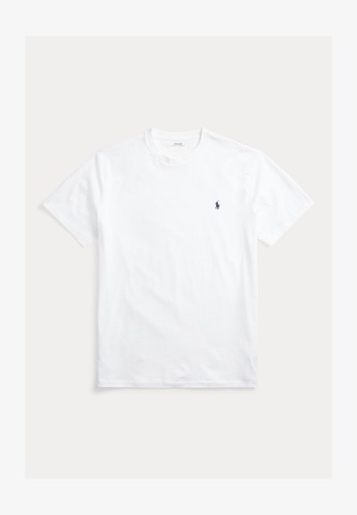 Bílé bavlněné tričko s kulatým výstřihem, krátkými rukávy a malým tmavě modrým logem na levé straně hrudi. Hladká textura, jednoduchý design.