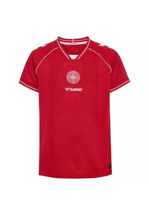 Maillot de sport rouge à manches courtes avec passepoil blanc, logo de la fédération danoise de football, et logo blanc de la marque Hummel sur le devant.