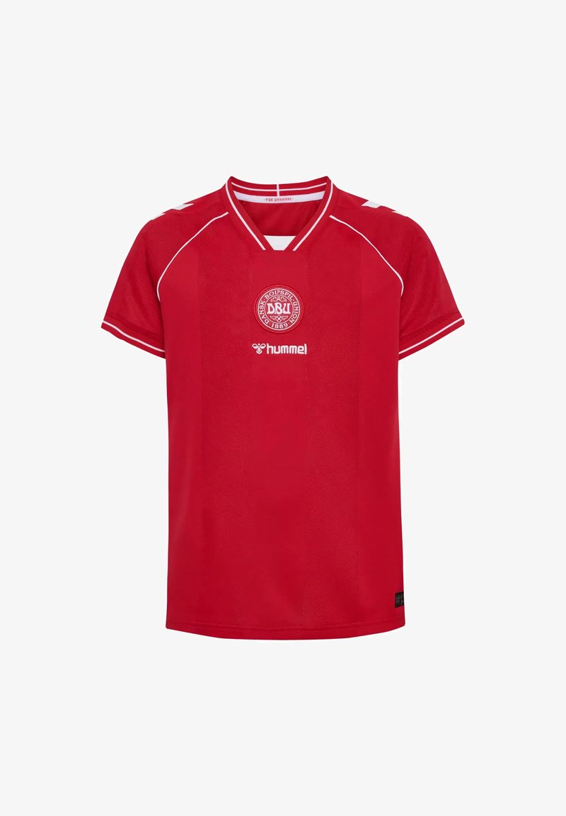 Maillot de sport rouge à manches courtes avec passepoil blanc, logo de la fédération danoise de football, et logo blanc de la marque Hummel sur le devant.