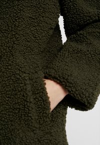 Miss Selfridge Abrigo corto - green