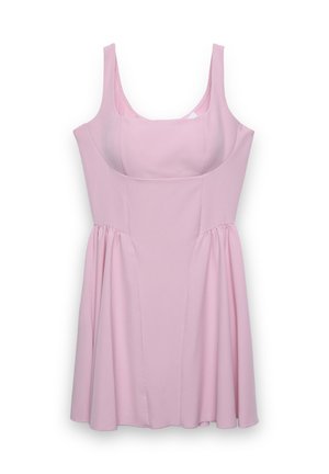 Vestito rosa senza maniche in tessuto morbido, con corpetto aderente e lievi pieghe in vita che creano una silhouette a trapezio.