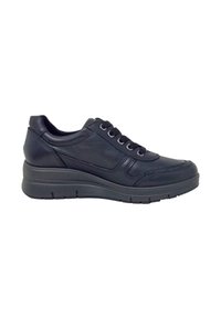 Sneaker in pelle nera con punta arrotondata, colletto imbottito e sistema di allacciatura. Suola spessa con scanalature di trazione visibili. Design semplice.