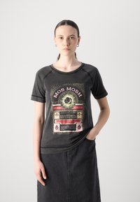 T-shirt nera in cotone con una grafica colorata e testi decorativi, accompagnata da un design solare. Maniche corte e scollatura rotonda.