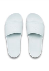 Lichtblauwe slide sandalen van soepel, flexibel materiaal. Voorzien van een brede band met een logo, een geïllustreerde voetbed en een afgerond ontwerp van de teen.