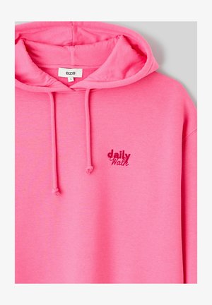 Sweat à capuche rose en tissu doux, doté d'une capuche à cordon et du texte brodé "daily Walk" en rose foncé. Design simple sans motifs.
