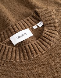 Καφέ πλεκτό πουλόβερ με υφασμάτινη υφή, διαθέτει ραμμένο λαιμόκοψη με ρίγες και ετικέτα που αναγράφει "LES DEUX", μέγεθος M, κατασκευασμένο στην Κίνα.