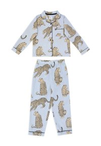 Conjunto de pijama de rayas azules con un estampado de leopardo en toda la prenda. Tejido suave con una camisa de botones y pantalones de cintura elástica, detallados con ribete negro.
