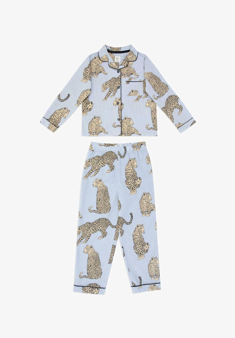 Conjunto de pijama de rayas azules con un estampado de leopardo en toda la prenda. Tejido suave con una camisa de botones y pantalones de cintura elástica, detallados con ribete negro.