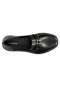 Černá kožená bota se čtveratým designem špičky, zdobená páskem a lesklými kovovými detaily. Hladký povrch s polstrovanou stélkou.