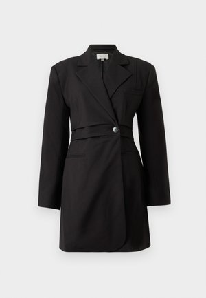 Abito blazer nero su misura con chiusura a un bottone, rever affilati e maniche lunghe. Presenta una vita aderente e dettagli delle tasche sottili.