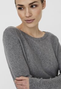 Vero Moda MINI U-BOOT-AUSSCHNITT - Robe pull - medium grey melange