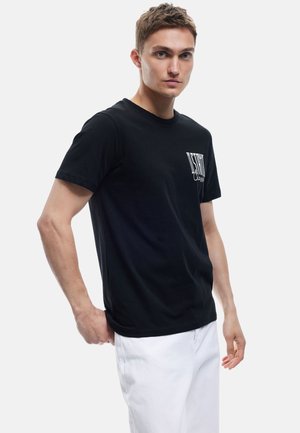 - T-shirt z nadrukiem