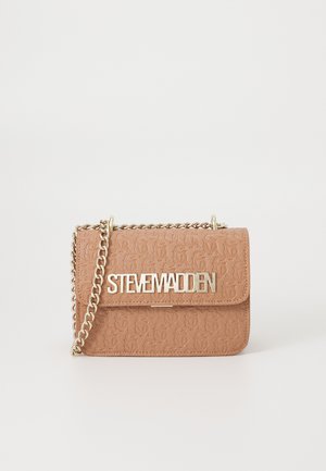 Kuldse keti rihmaga ja kuldse värvusega detailidega pronksikasklõpsuv tan värvi käekott, millel on muljendatud logo muster. Ees on silmapaistev brändinimi.