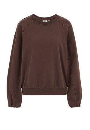 Pruun, pika varrukaga pusa; lõtv istuvus, soonikkoes mansettide ja äärega. Sile tekstuur, ümmargune kaelus ja raglaanvarrukad. Mingeid mustreid pole nähtaval.