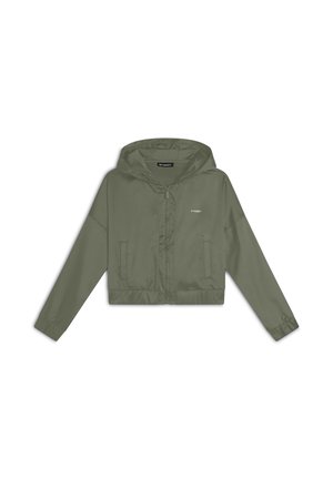 Giacca corta verde oliva con chiusura a zip, cappuccio e due tasche frontali. Tessuto liscio e polsini elasticizzati. Dettaglio con logo minimale.