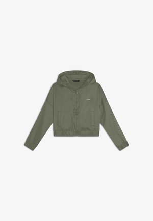 Veste cropped vert olive avec fermeture éclair, capuche et deux poches avant. Texture lisse et poignets élastiques. Détail de logo minimaliste.