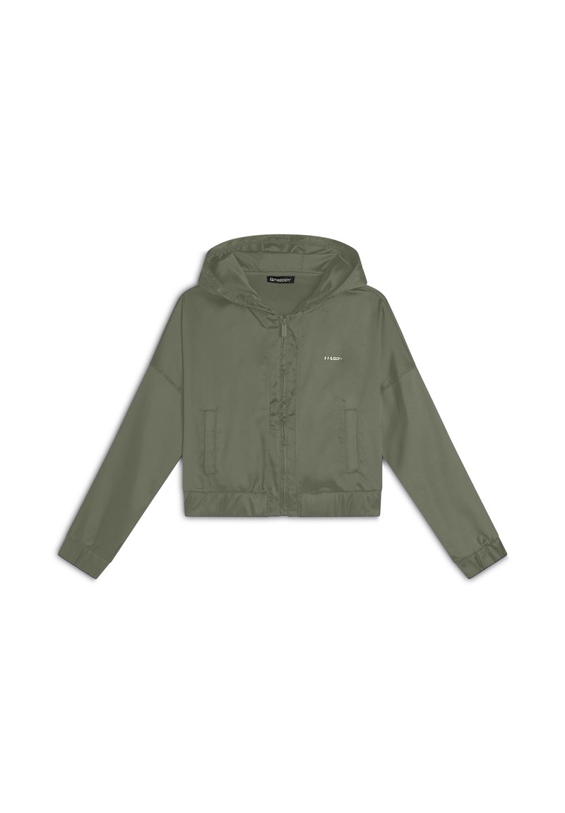 Chaqueta corta de color verde oliva con cierre de cremallera, capucha y dos bolsillos frontales. Textura suave y puños elásticos. Detalle del logo minimalista.