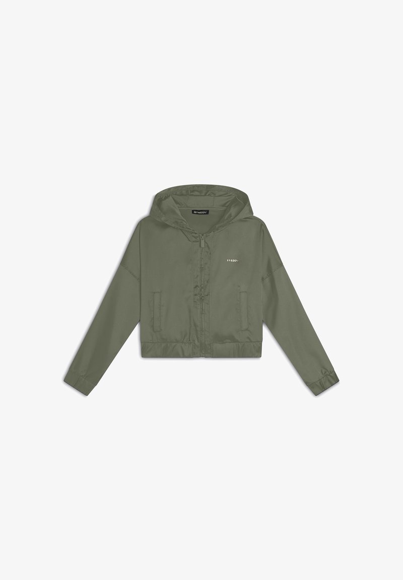 Veste cropped vert olive avec fermeture éclair, capuche et deux poches avant. Texture lisse et poignets élastiques. Détail de logo minimaliste.