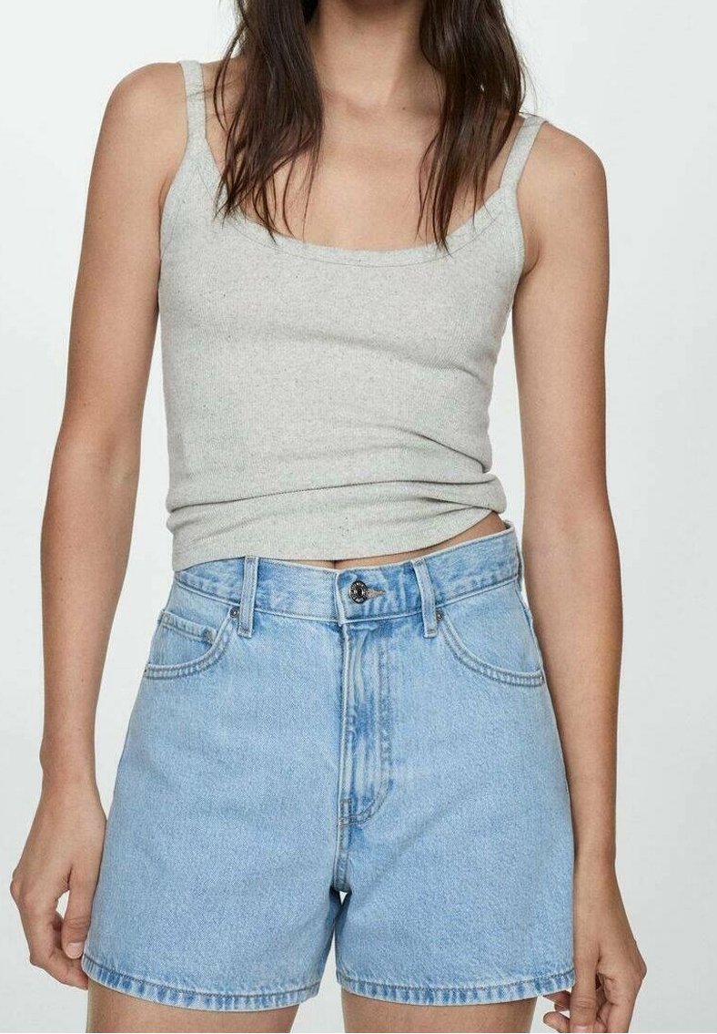 Débardeur gris ajusté et short en denim bleu taille haute. Le tissu semble lisse, avec une coupe classique et un minimum de matériel.