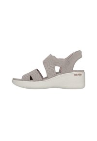 Sandalias gris claro con parte superior de tela texturizada, punta abierta y múltiples correas. Tacón de cuña blanco con surcos horizontales y detalle de marca.