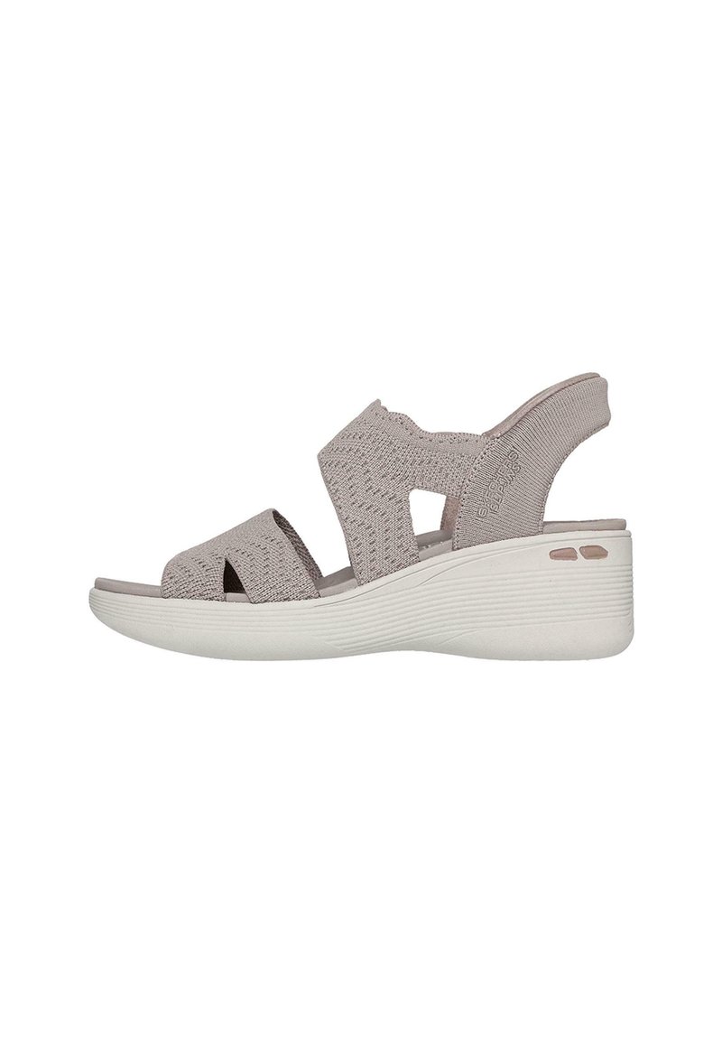 Sandalias gris claro con parte superior de tela texturizada, punta abierta y múltiples correas. Tacón de cuña blanco con surcos horizontales y detalle de marca.