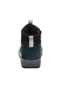 Tmavě tyrkysová a černá sneaker s bílým poutkem na patě, šedou podrážkou a texturovaným límcem kolem kotníku, pohled ze zadní strany.