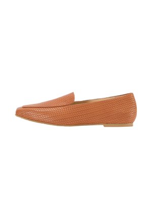 Brune vævede loafers med en struktureret finish, lav hæl, spidse tæer og en glat inderside. Enkel design, ingen synlig hardware eller accenter.