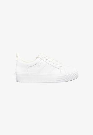 Biały sneaker z gładką skórzaną cholewką, okrągłym noskiem, płaskim sznurowaniem, teksturowaną gumową podeszwą i małą pętlą na pięcie.