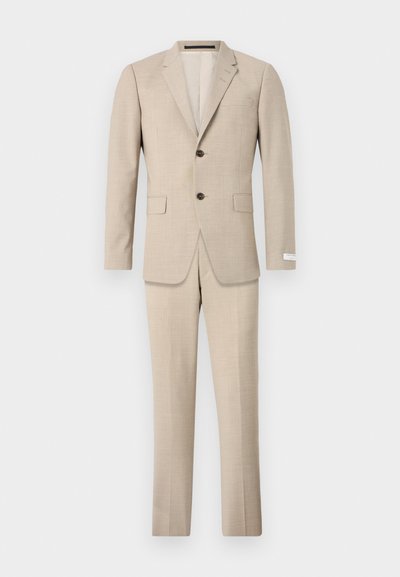 Abito beige con un design strutturato, caratterizzato da due bottoni, rever a punta e tasche laterali; tessuto liscio con una sottile trama.