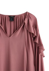 Rosa blus med V-neka, volangärmar och slät tyg. Tagg synlig med storleksinformation.