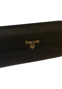 Clutch in pelle nera con texture a sassolini. Presenta il logo dorato "Pollini" e un accento circolare. Forma rettangolare con chiusura liscia.