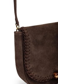 Borsa a spalla in suede marrone con superficie liscia, dettagli intrecciati lungo il flap e un attacco in metallo color oro.