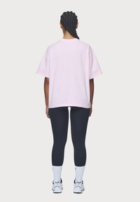 Pegador BRACY - Basic póló - washed bubblegum