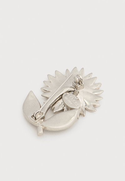 Broche à fermoir de sécurité en argent, en forme de fleur stylisée avec des pétales et des feuilles texturés, vue arrière avec épingle et gravure de la marque.