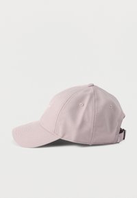 Ανοιχτό ροζ καπέλο μπέιζμπολ με έξι πάνελ, κυρτό γείσο και ρυθμιζόμενο λουράκι σε λευκό φόντο.