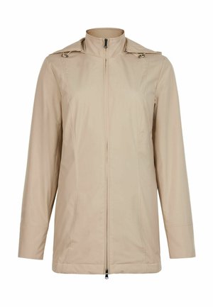 Beżowa wodoodporna kurtka z wysokim kołnierzem, pełnym zamkiem błyskawicznym z przodu i dwoma dekoracyjnymi elementami metalowymi na ramionach. Długie rękawy, gładka faktura.